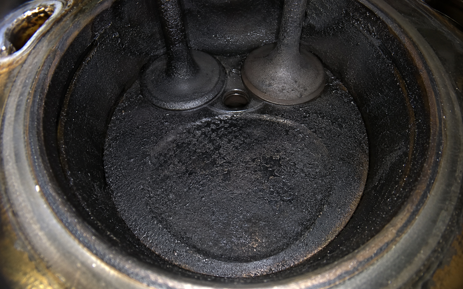 Peugeot P22DTE engine showing heavy carbon build-up on pistons and valves