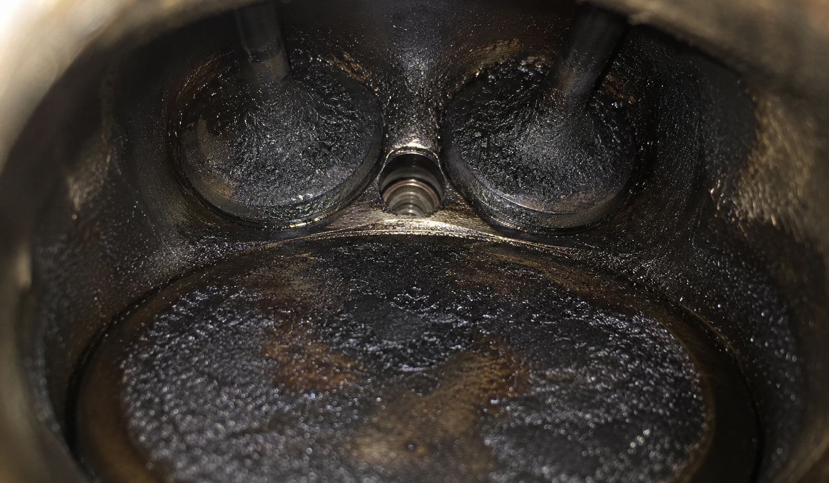 Audi 2.0 TFSI carbon buildup on piston crowns and valves from oil consumption